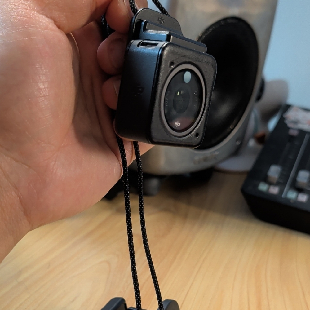 DJI ACTION 2 CAMERA WITH CASE AND MAGNETIC ACCESSORIES - Picture 9 of 11